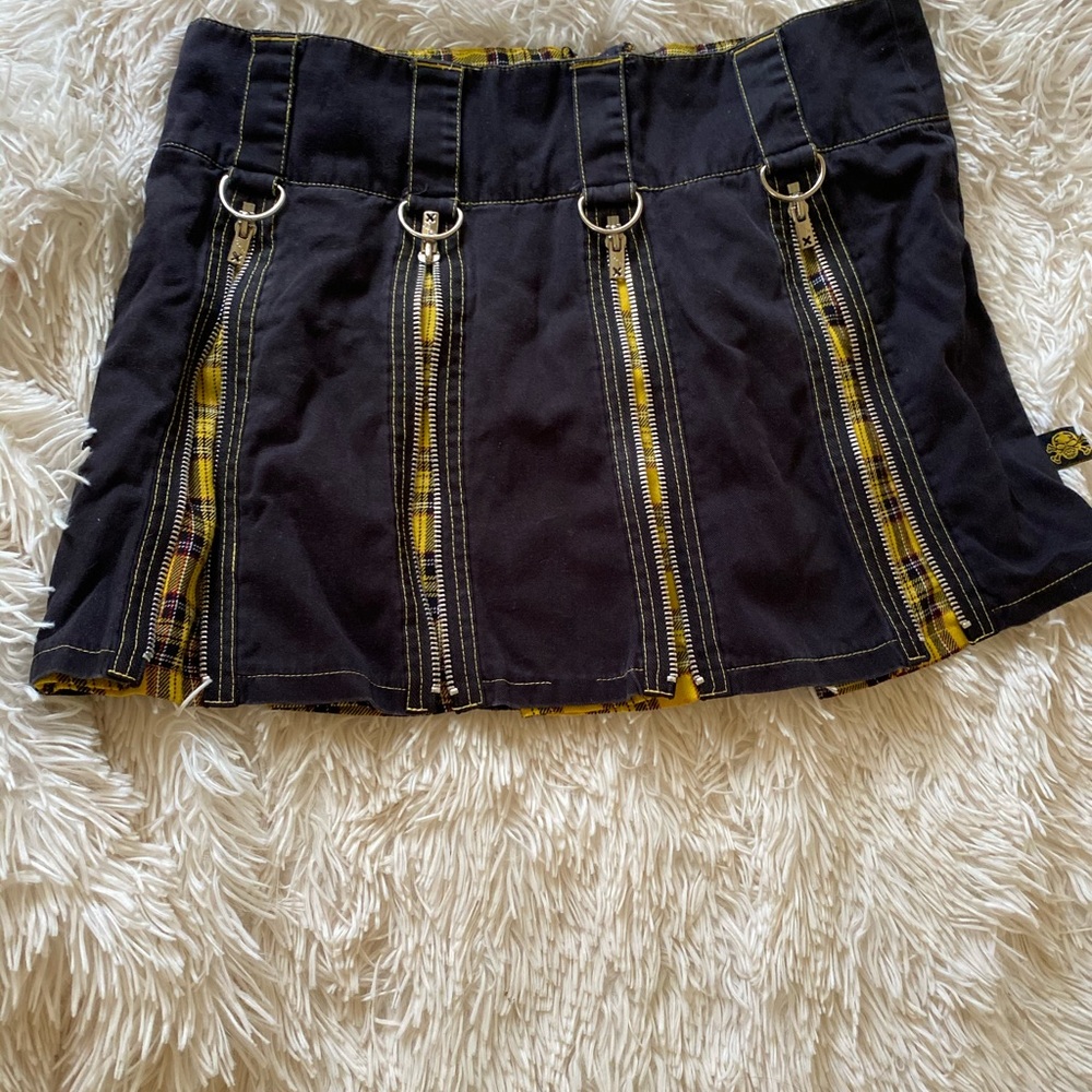 Black skirt! M!